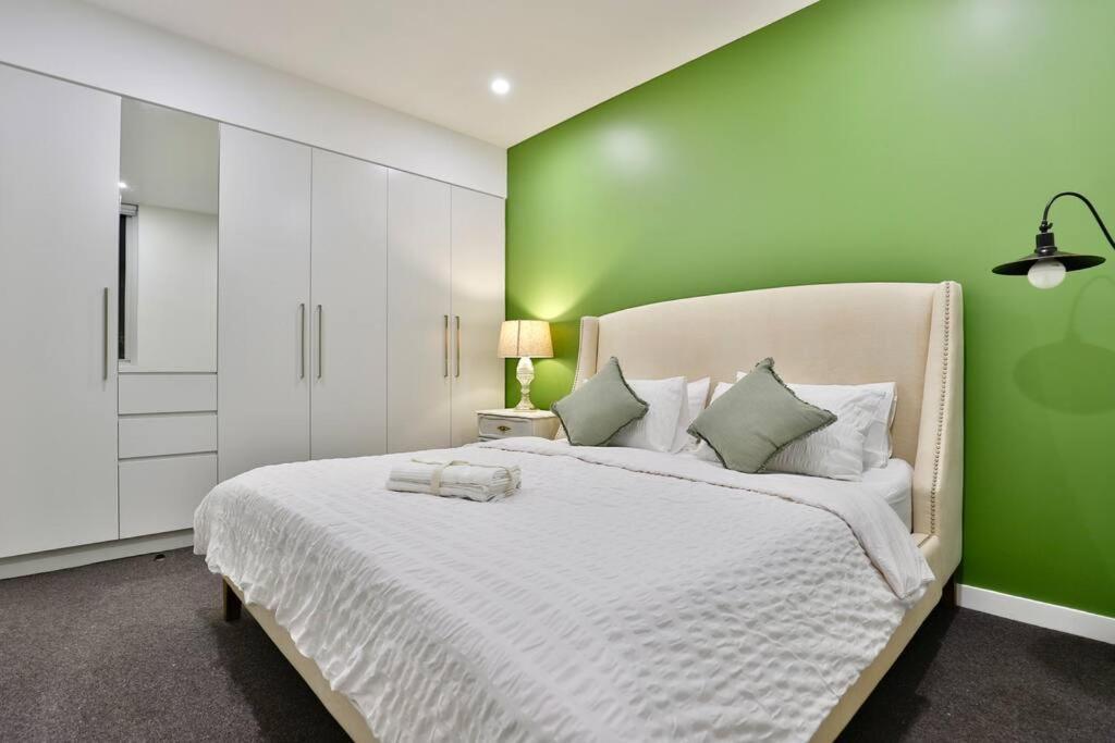 Lumiere Sanctuary - Antique Elegance With Parking Apartment Sydney