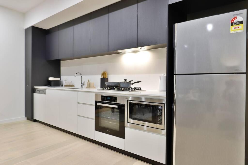 Lumiere Sanctuary - Antique Elegance With Parking Apartment Sydney