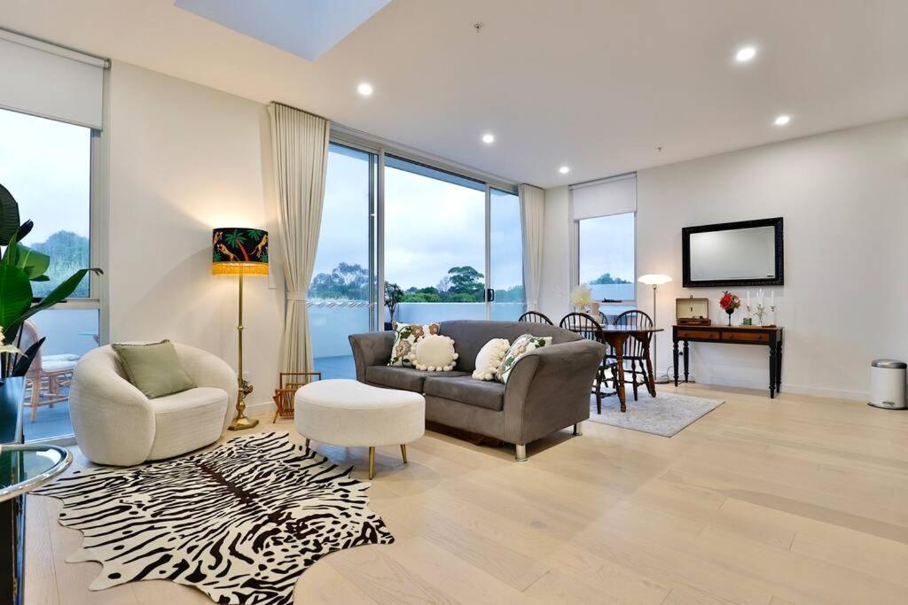 Lumiere Sanctuary - Antique Elegance With Parking *
